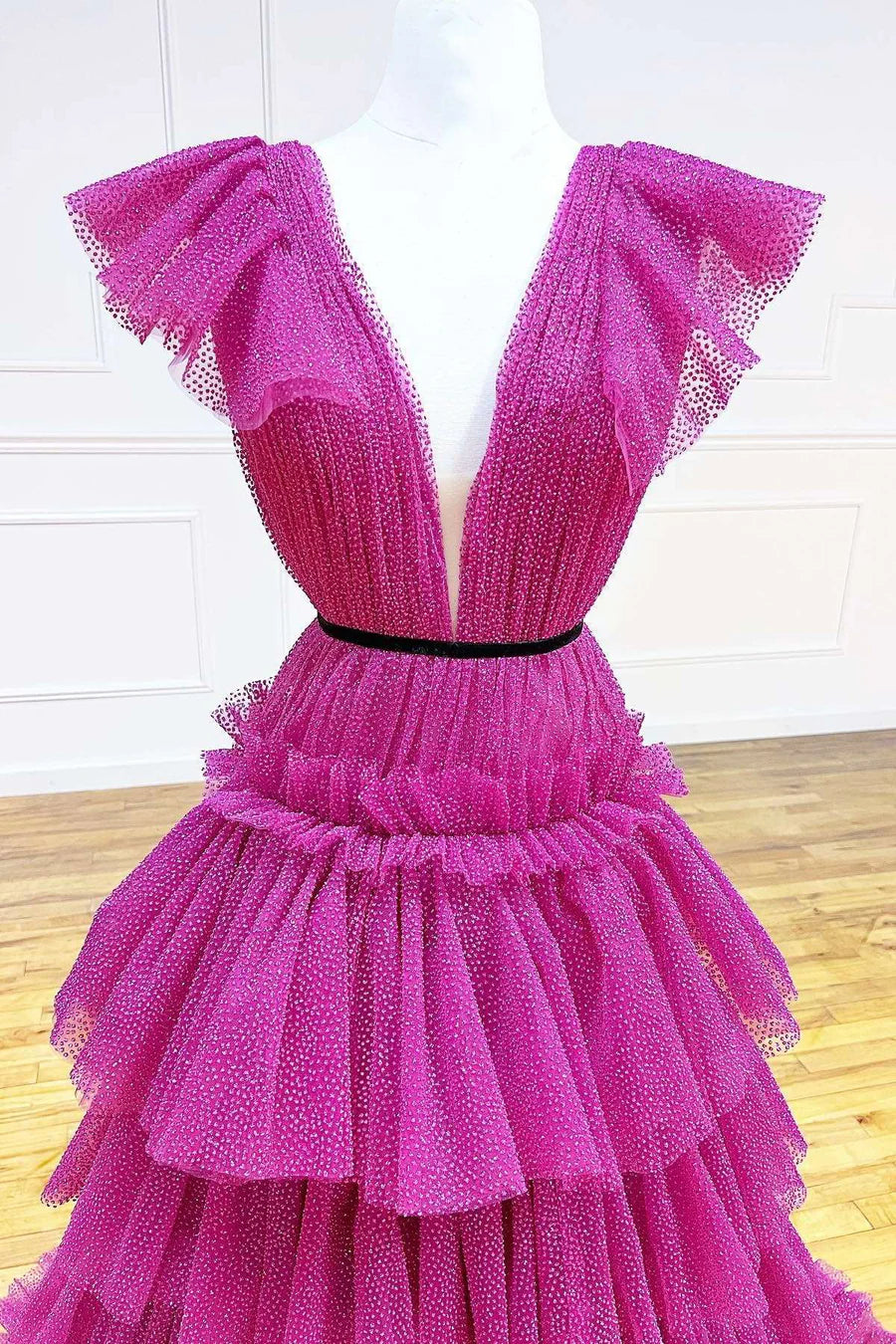 Vestido de fiesta multicapa con escote en V profundo, corte A y volantes